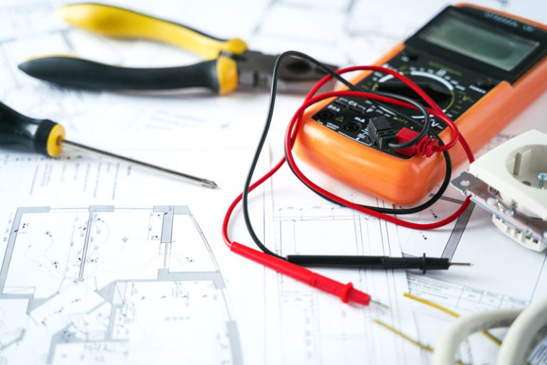 Revízie elektroinštalácií: Kľúčový krok pre bezpečnosť a efektívne fungovanie elektrických systémov v domácnostiach a podnikoch